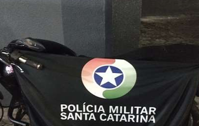 Homem tem motocicleta recuperada pela PM e dois jovens são presos