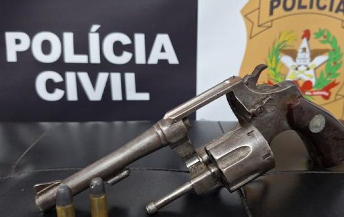 Polícia cumpre mandados e apreende arma de fogo e munições em Campo Erê