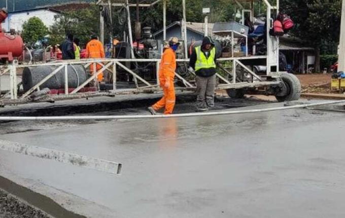 Aplicação do pavimento rígido avança e se aproxima do elevado na BR-163