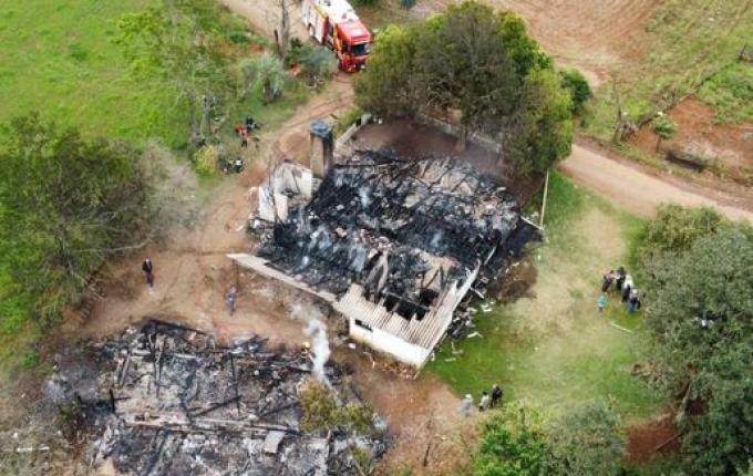 Casa e galpão são destruídos por incêndio no interior de Tunápolis
