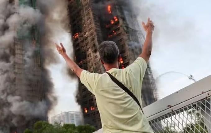 Incêndio de grandes proporções atinge complexo residencial em Hong Kong e deixa 13 mortos