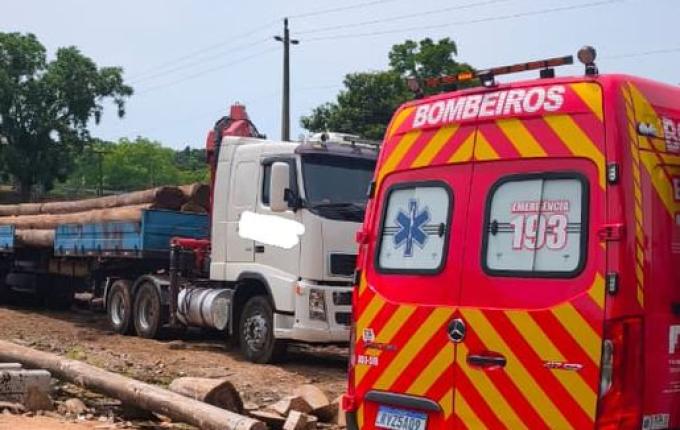 Trabalhador morre esmagado por tora de madeira durante descarregamento em Cunha Porã