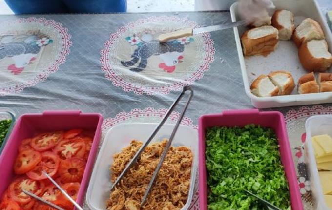 Crianças recebem alimentação saudável com tema de história em Cedro