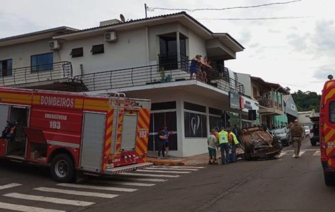 Mulher fica ferida ao capotar carro no centro de Palmitos