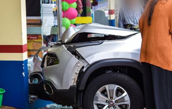 Veículo colide em fachada de empresa em São Miguel do Oeste; vídeo