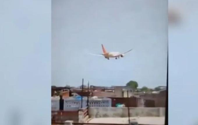 Avião com 242 pessoas a bordo cai em bairro residencial da Índia logo após a decolagem