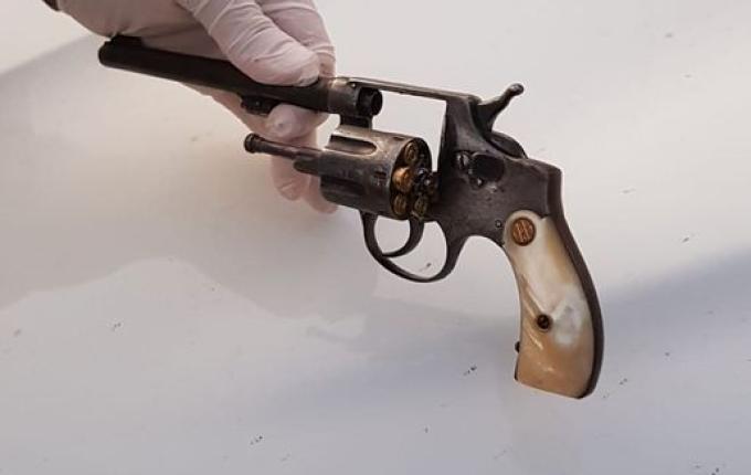 Polícia cumpre mandados e prende homem por posse irregular de arma de fogo