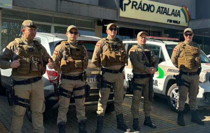 Eleitores de Campo Erê se reúnem em frente à Atalaia no final do debate