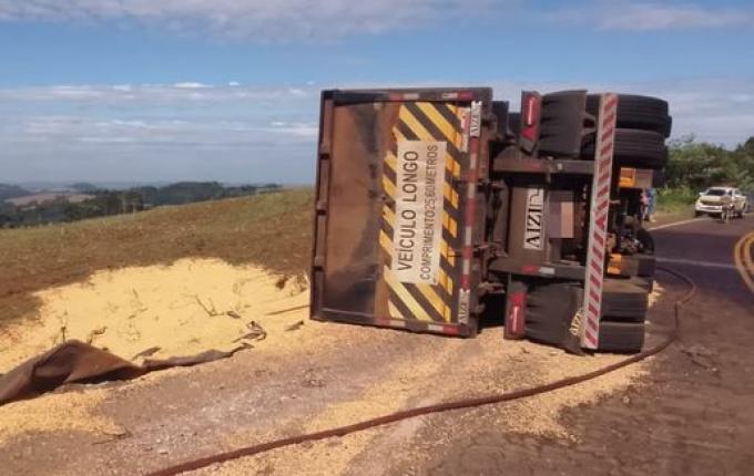 Carreta carregada com milho tomba na SC-163