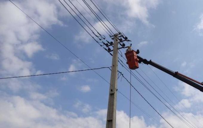 Empresa efetua troca de fiação elétrica em São José do Cedro
