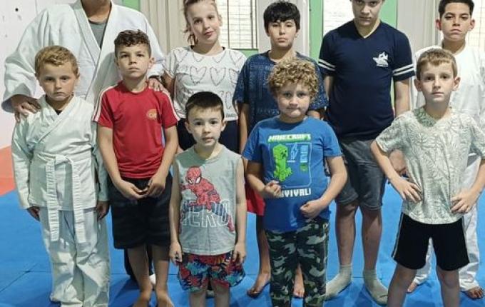 Programa Atleta na Escola oferece atividades gratuitas para jovens de 6 a 15 anos