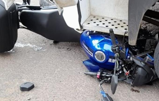 Colisão entre moto e caminhão deixa homem ferido em Itapiranga