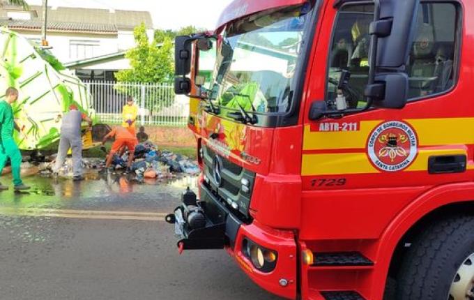 Bombeiros controlam incêndio em caminhão de lixo em Maravilha