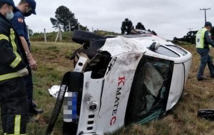 Motorista é encontrado morto ao lado de carro capotado
