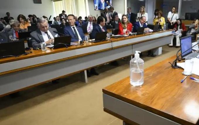 Comissão do Senado aprova projeto que isenta de IR quem ganha até R$ 5 mil por mês