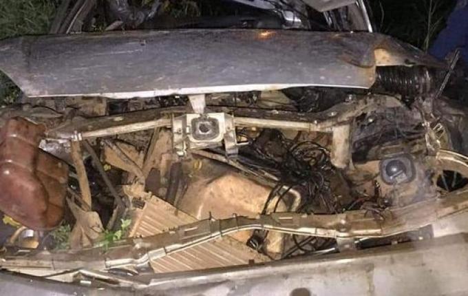 Saída de pista mata dois jovens e deixa dois feridos na BR-282