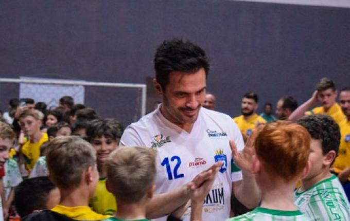 Falcão se apresenta em jogo festivo no ginásio do Guarani