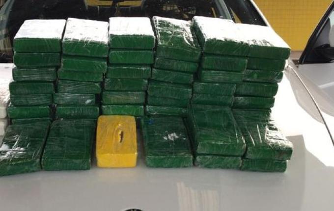 PRF de Guaraciaba apreende cocaína escondida em uma BMW