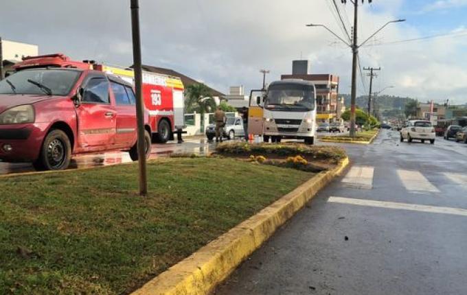 Condutora fica ferida em colisão entre carro e ônibus escolar no centro de Campo Erê