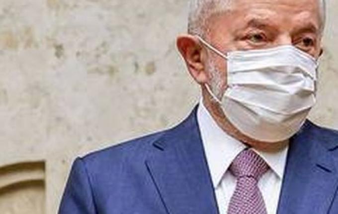 Lula retirou excesso de pele nas pálpebras e tratou artrose no quadril