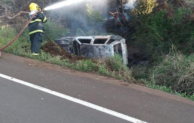 Veículo capota e pega fogo na SC-160