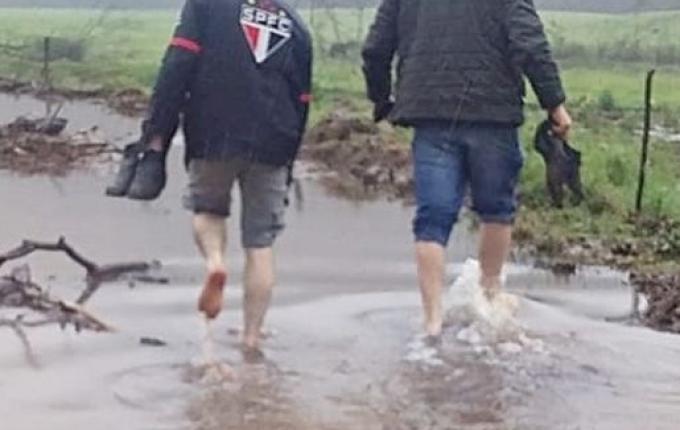 Chuva forte arrasta ponte e deixa lavouras submersas no Extremo-Oeste