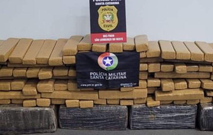 Carro com placas clonadas é apreendido com 270 Kg de maconha