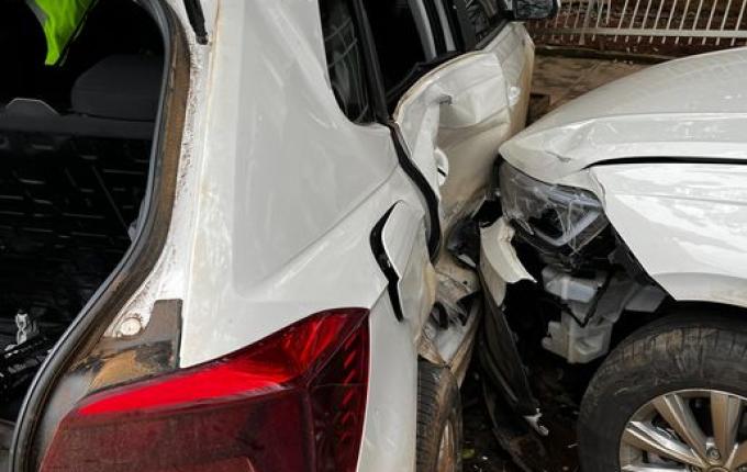 Veículo sem motorista invade a rua e colide contra dois automóveis no centro de SMO