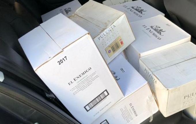 PRF apreende carga de vinho estrangeiro irregular na BR 282