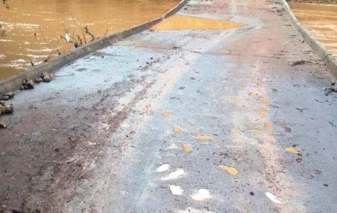 Ponte entre São José do Cedro e Anchieta apresenta rachaduras