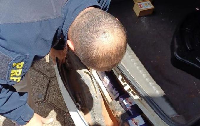 PRF encontra 25 kg de maconha escondidos em carro abordado na BR-282