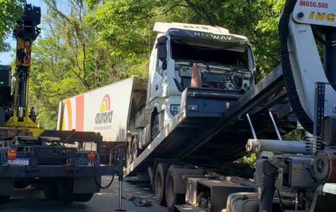 Depois de duas horas de interdição, SC-163 é liberada após retirada de caminhão