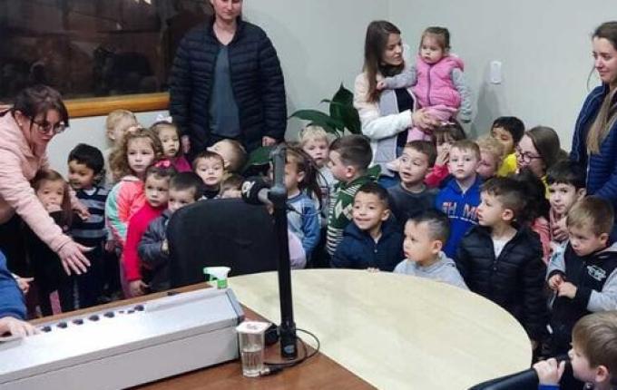 40 crianças da creche São Domingos visitam a Rádio Cedro FM