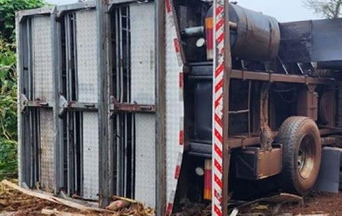 Motorista sofre ferimentos em tombamento de caminhão na SC 163