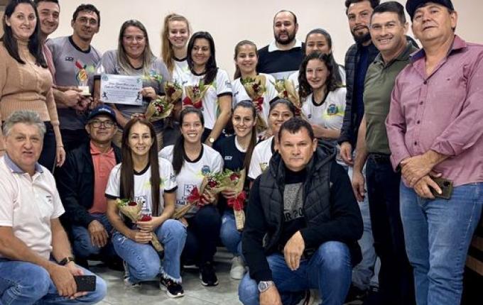 Equipe de futsal feminino de Saltinho é homenageada em sessão solene