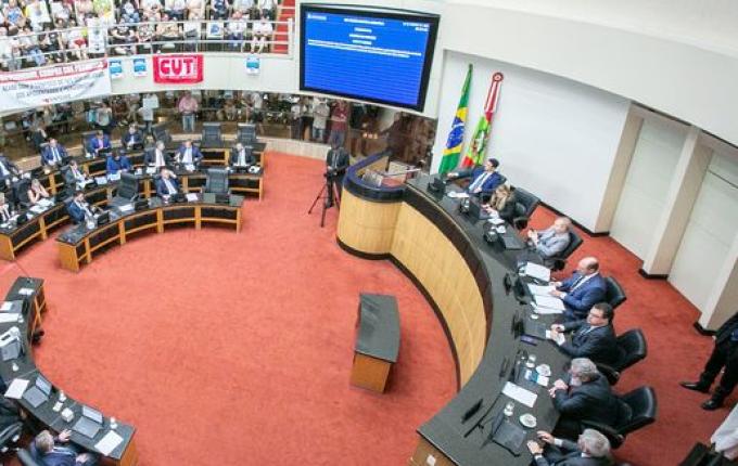 Deputados de SC aprovam mudança em desconto de 14% a aposentados