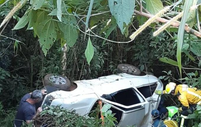 Saída de pista seguida de queda em ribanceira deixa três feridos em Mondaí