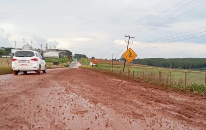 Bombeiros utilizam 10 mil litros de água para remover barro da SC-305 em Campo Erê