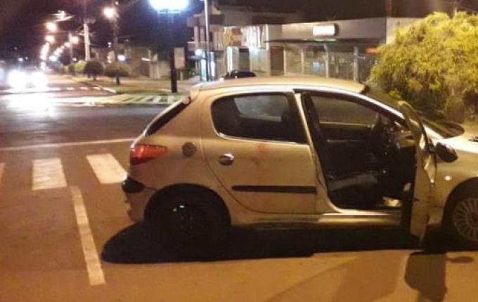 Colisão com poste deixa mulher ferida no centro
