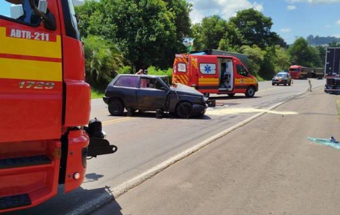 Colisão entre carro e caminhão deixa motorista gravemente ferido na BR-282