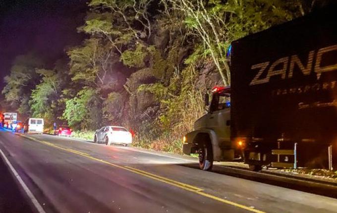 Incêndio em carreta bloqueia BR-282 por mais de 30 minutos; assista ao vídeo