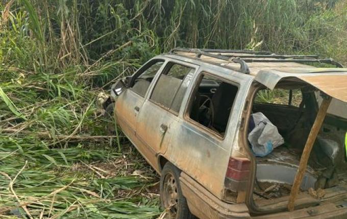 Veículo sai da pista e cai em ribanceira no interior de Cunha Porã
