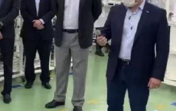 VÍDEO: Moisés chora ao visitar linha de produção de respiradores em SC