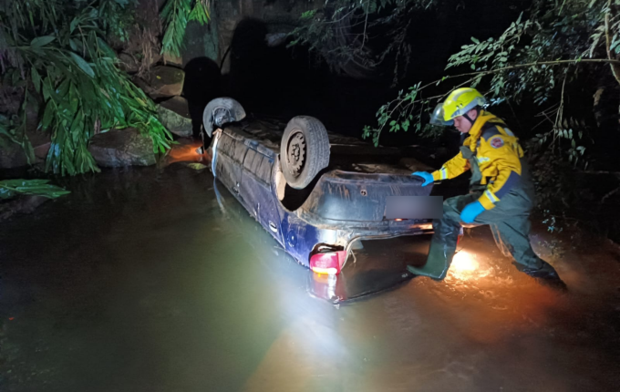 Veículo sai da pista e cai em rio no interior de Bandeirante