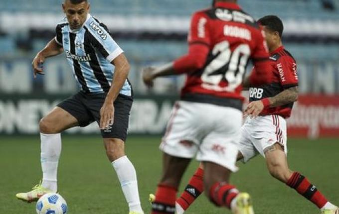 Com um a menos, Grêmio busca empate com o Flamengo em jogo atrasado