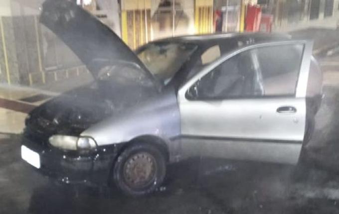 Incêndio em veículo é registrado no centro de Mondaí