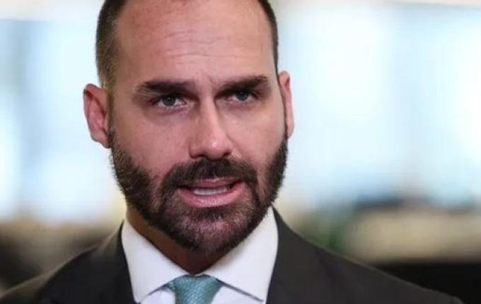 Eduardo precisa retornar ao Brasil para manter cargo de escrivão na PF