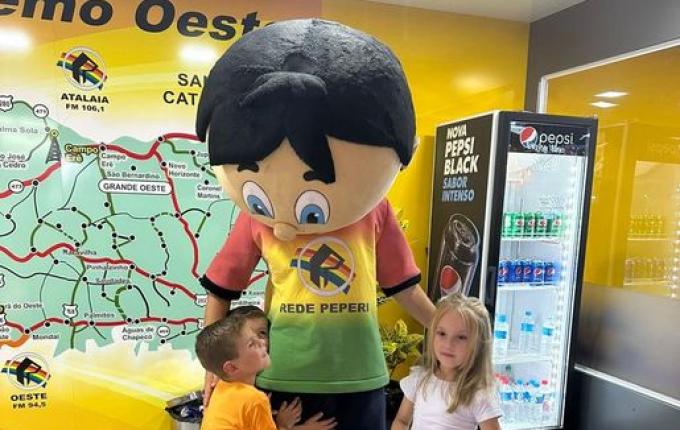 Peperito marca presença no estande da Peperi na Faismo 2024