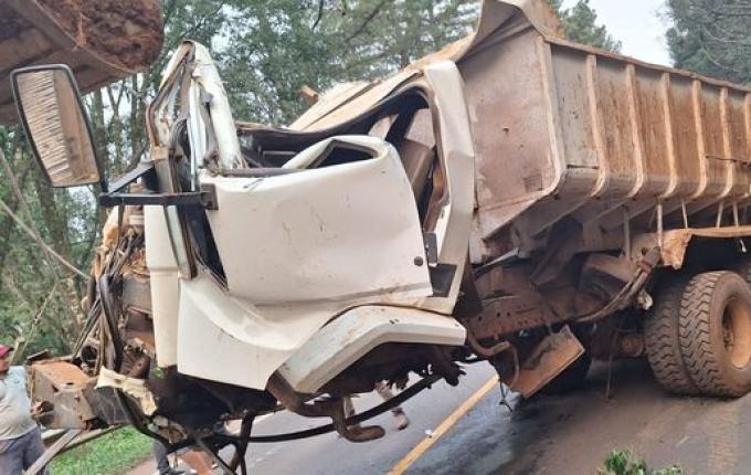 Caminhão capota após pneu estourar na SC-157, em Novo Horizonte