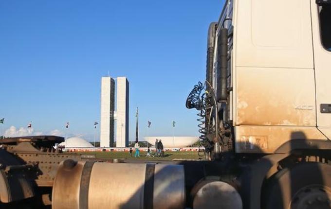 Caminhoneiros organizam greve geral com reforma tributária e anistia na pauta